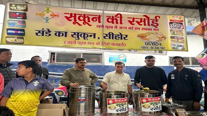 कलेक्टर ने जिला अस्पताल में मरीजों के परिजनों को किया भोजन वितरण कलेक्टर ने जिला अस्पताल में मरीजों के परिजनों को किया भोजन वितरण