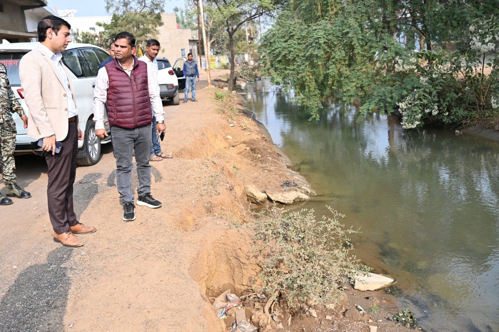 कलेक्टर ने सड़क मरम्मत, चौड़ीकरण व निर्माण कार्यों का किया निरीक्षण कलेक्टर ने सड़क मरम्मत, चौड़ीकरण व निर्माण कार्यों का किया निरीक्षण