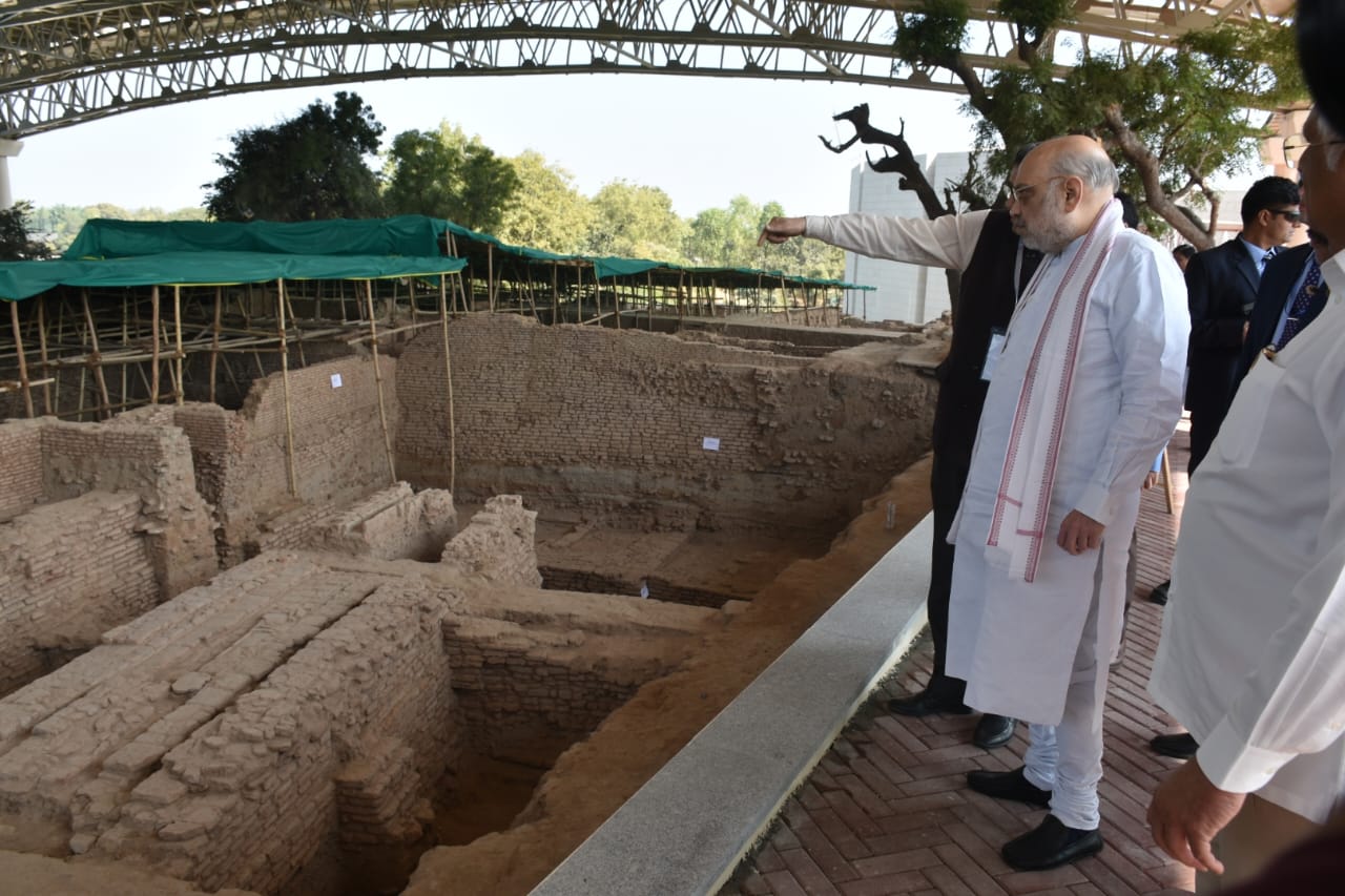 वडनगर में गुरुवार को नवनिर्मित पुरातत्व अनुभव संग्रहालय में पुरातात्विक खुदाई स्थल को देखते केन्द्रीय गृह मंत्री अमित शाह। वडनगर में गुरुवार को नवनिर्मित पुरातत्व अनुभव संग्रहालय में पुरातात्विक खुदाई स्थल को देखते केन्द्रीय गृह मंत्री अमित शाह।