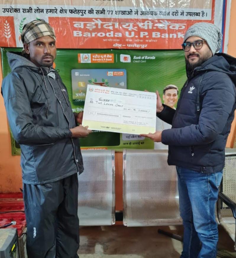 मृतक के वारिस को चेक प्रदान करते बैंक मैनेजर अभिषेक पटेल मृतक के वारिस को चेक प्रदान करते बैंक मैनेजर अभिषेक पटेल