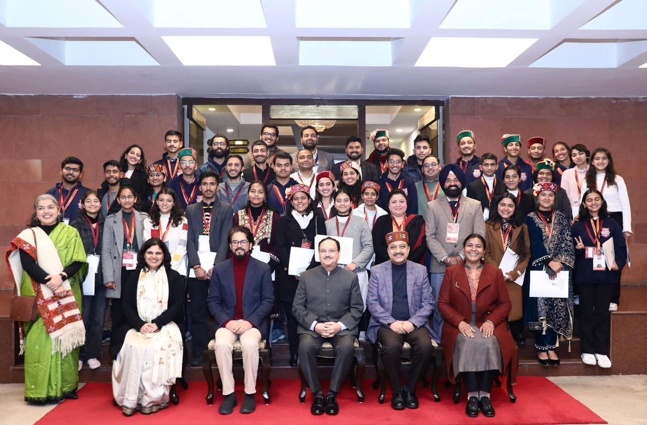 दिल्ली में सांसदों के साथ हिमाचल के छात्र। दिल्ली में सांसदों के साथ हिमाचल के छात्र।