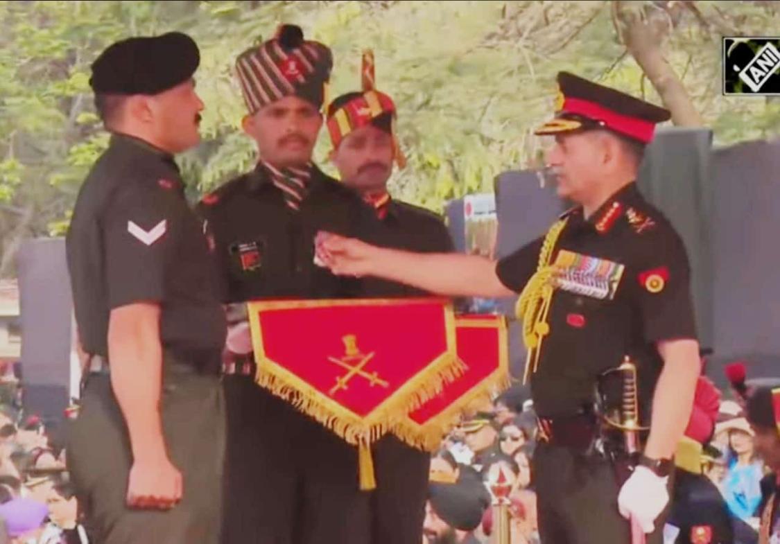 नायक हेमराज को सेना मेडल से नवाजते हुए चीफ आफ आर्मी स्टाफ जनरल उपेंद्र द्विवेदी