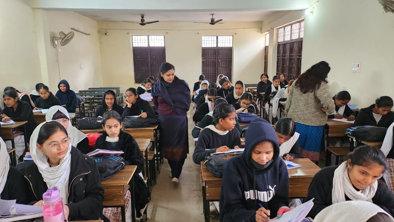 स्कूलों में भारतीय संविधान पर प्रश्नोत्तरी के साथ 75वां संविधान दिवस मनाया स्कूलों में भारतीय संविधान पर प्रश्नोत्तरी के साथ 75वां संविधान दिवस मनाया
