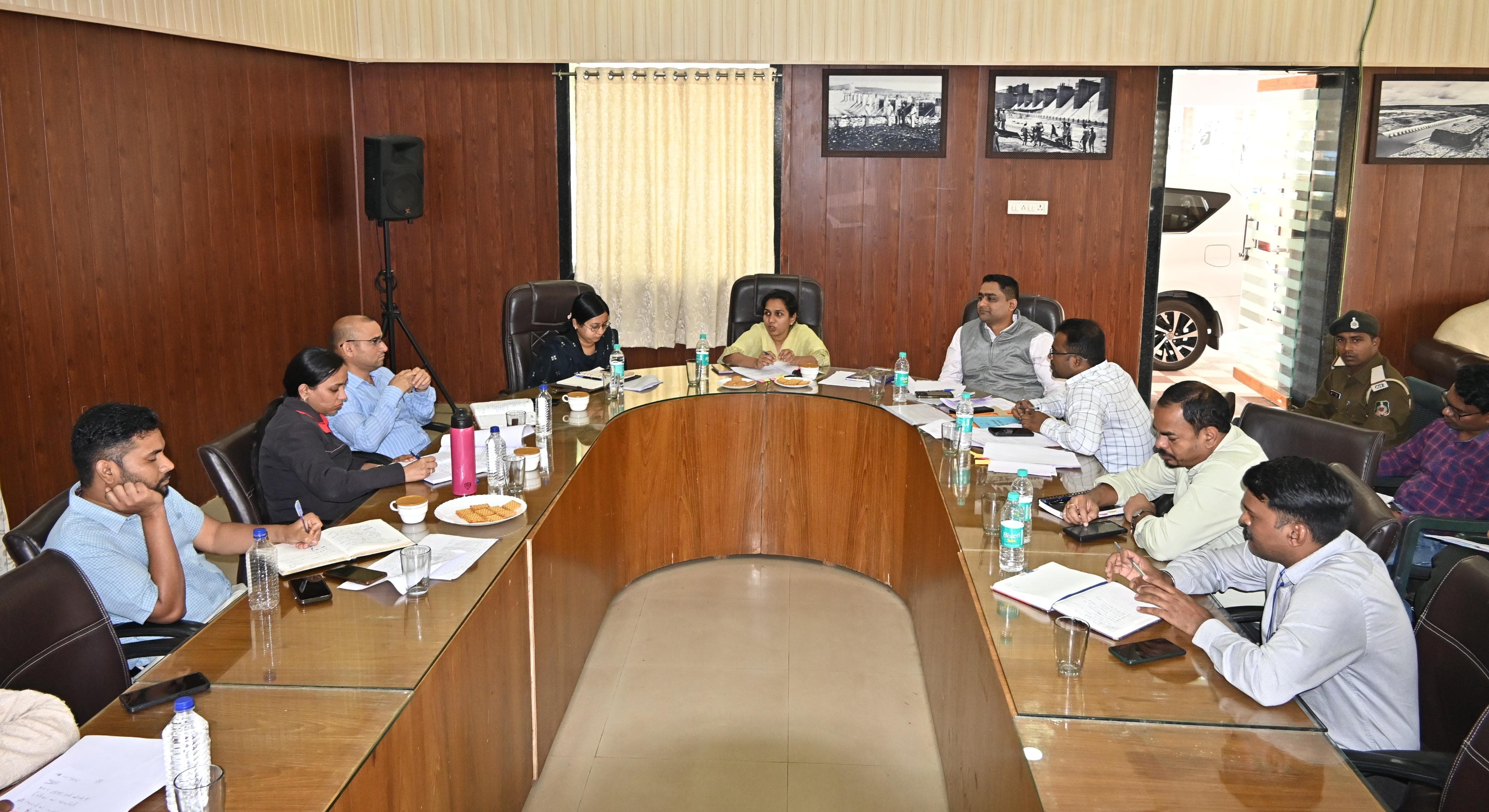 कलेक्ट्रेट में आयोजित बैठक में उपस्थित जिले के अधिकारी-कर्मचारी। कलेक्ट्रेट में आयोजित बैठक में उपस्थित जिले के अधिकारी-कर्मचारी।