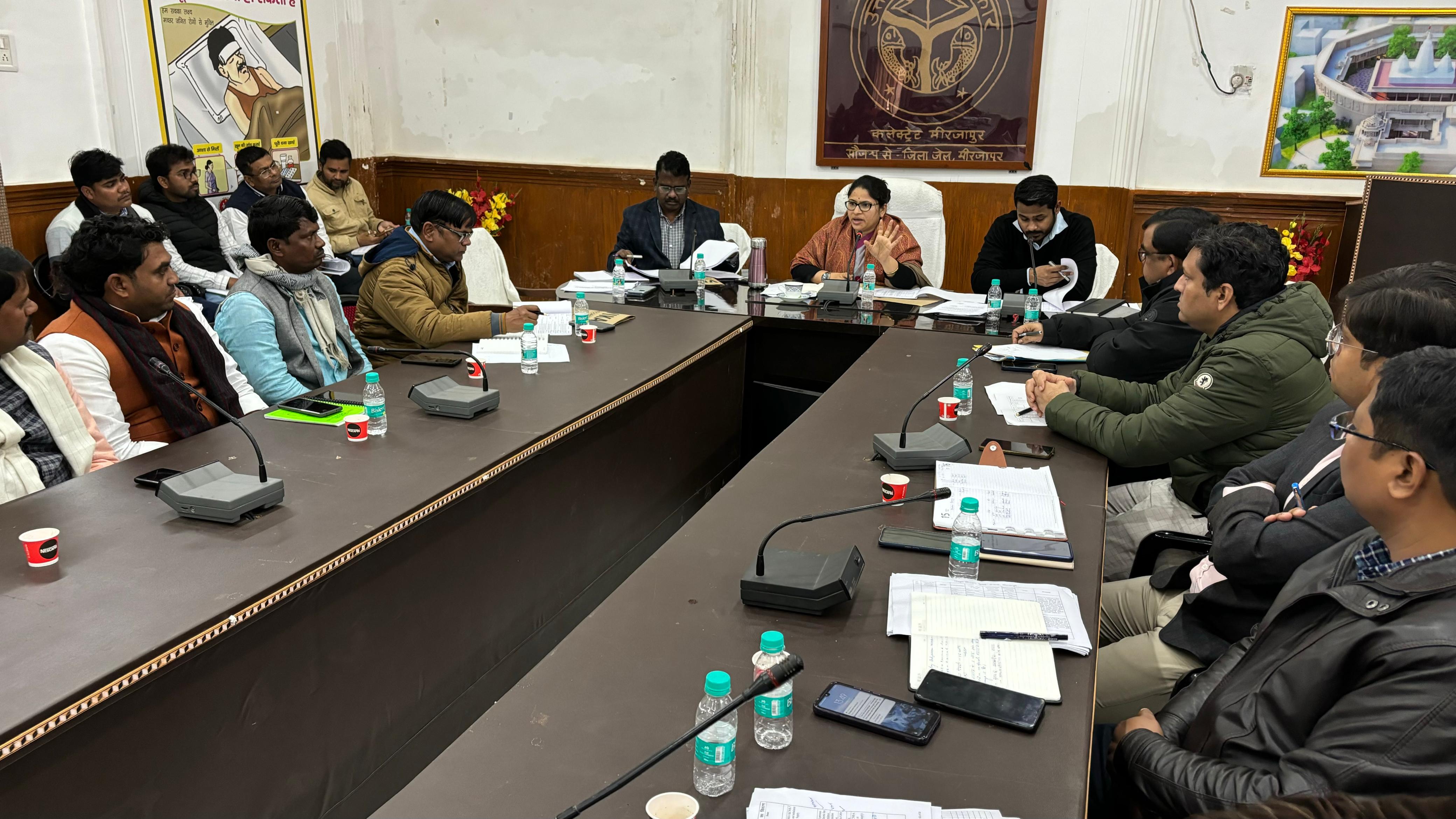 कलेक्ट्रेट सभागार में बैठक करती जिलाधिकारी प्रियंका निरंजन कलेक्ट्रेट सभागार में बैठक करती जिलाधिकारी प्रियंका निरंजन