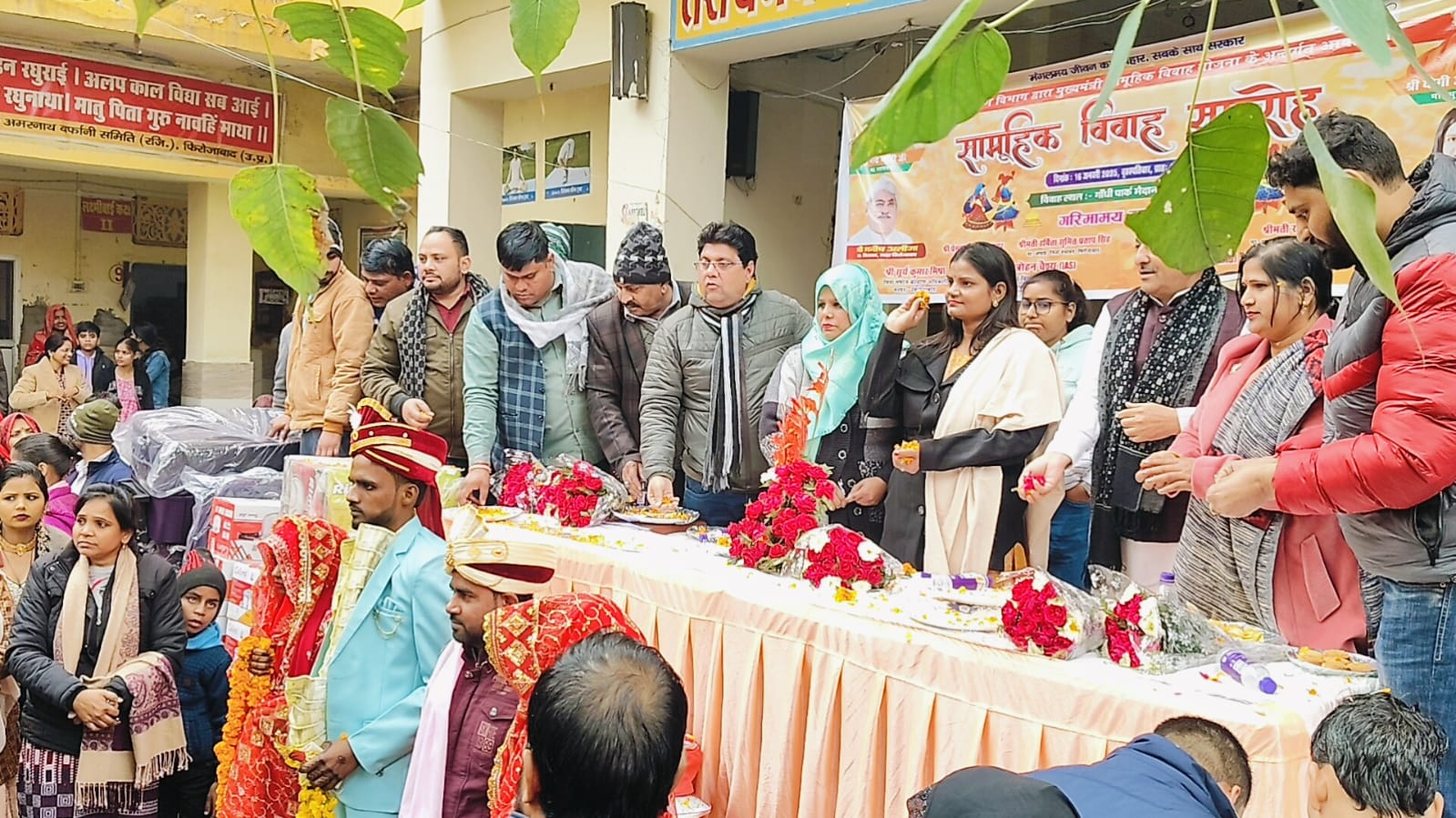 नव दंपत्ति को आशीर्वाद देती महापौर कामिनी राठौर आदि नव दंपत्ति को आशीर्वाद देती महापौर कामिनी राठौर आदि