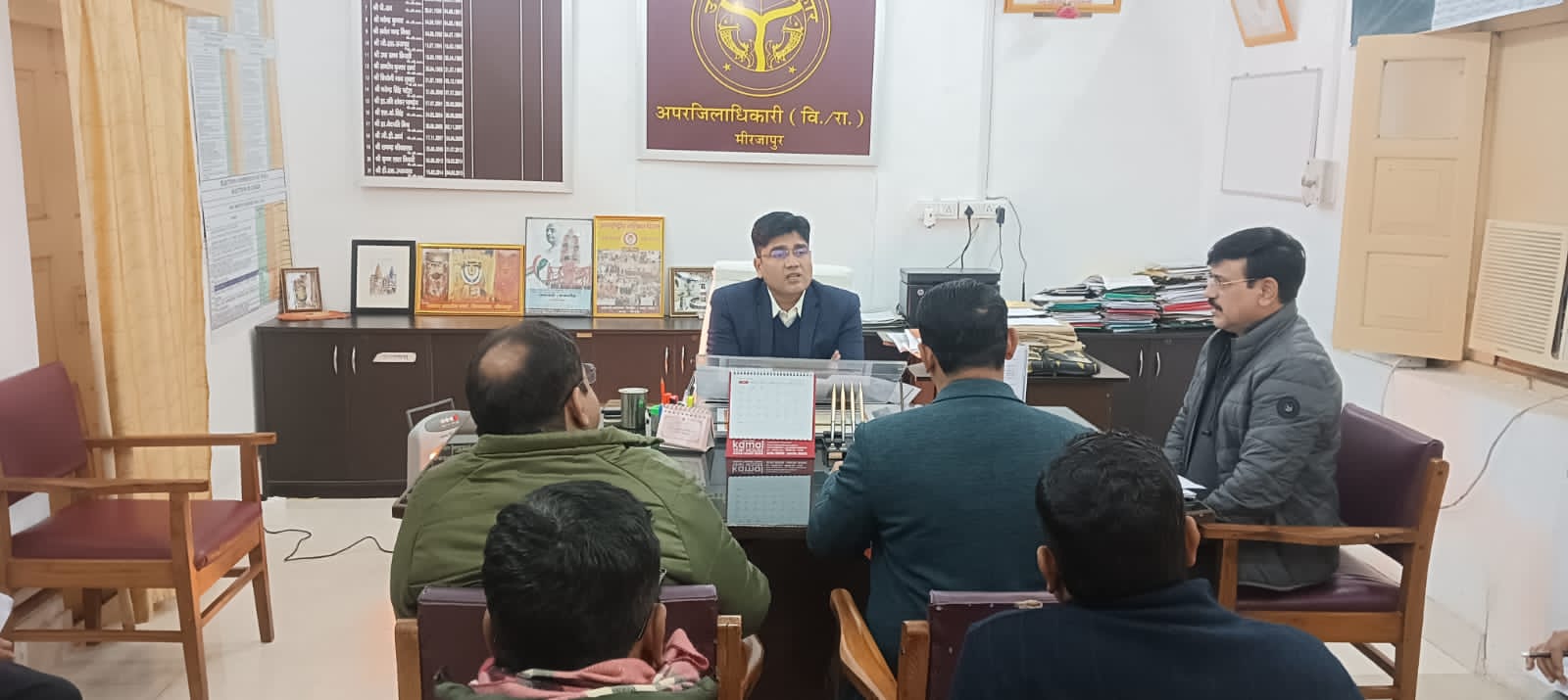 धान खरीद की समीक्षा बैठक करते अपर जिलाधिकारी। धान खरीद की समीक्षा बैठक करते अपर जिलाधिकारी।