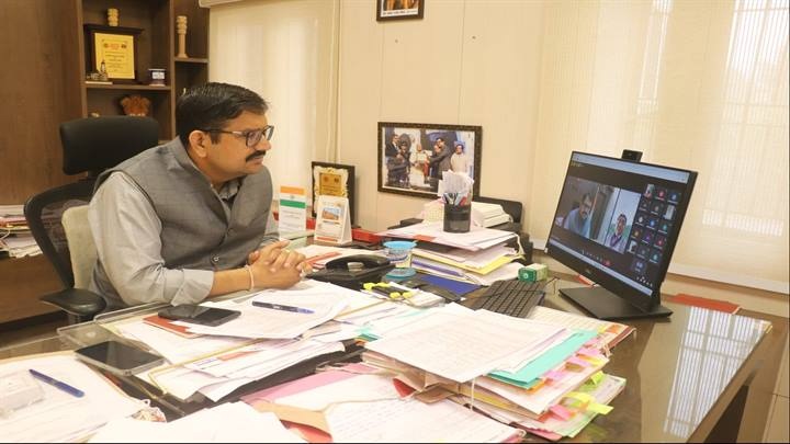 कलेक्टर ने पहली से तीसरी तक के बच्चों की वर्चुअल क्लास ली कलेक्टर ने पहली से तीसरी तक के बच्चों की वर्चुअल क्लास ली