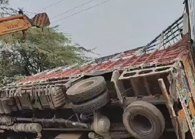कच्चे मकान पर पलटा बेकाबू ट्रक कच्चे मकान पर पलटा बेकाबू ट्रक