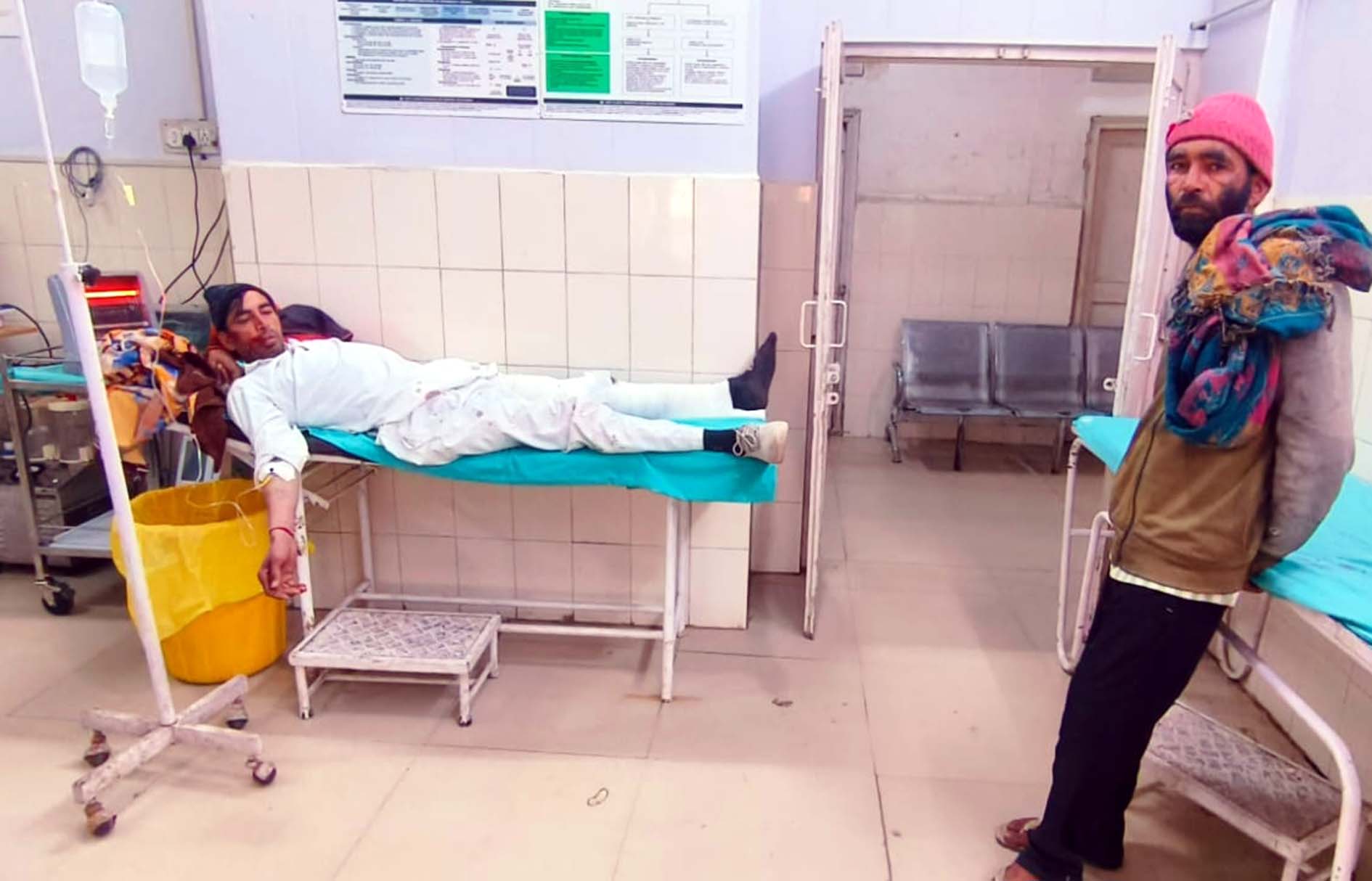 नागरिक अस्पताल में उपचाराधीन बैलगाड़ी के साथ टक्कर में घायल युवक नसीब। नागरिक अस्पताल में उपचाराधीन बैलगाड़ी के साथ टक्कर में घायल युवक नसीब।