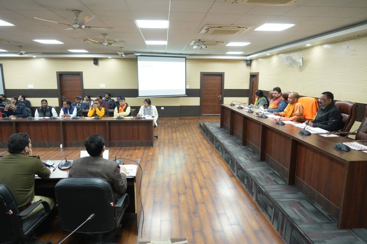 समीक्षा बैठक में मुख्यमंत्री: फोटो बच्चा गुप्ता समीक्षा बैठक में मुख्यमंत्री: फोटो बच्चा गुप्ता