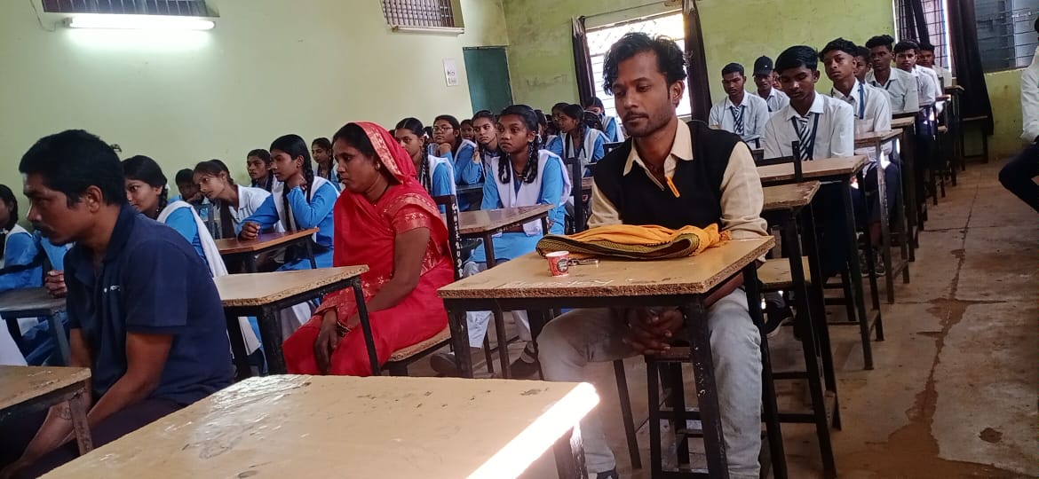 स्कूल में आयोजित पालक-शिक्षक संवाद में उपस्थित स्कूली छात्र व पालकगण। स्कूल में आयोजित पालक-शिक्षक संवाद में उपस्थित स्कूली छात्र व पालकगण।