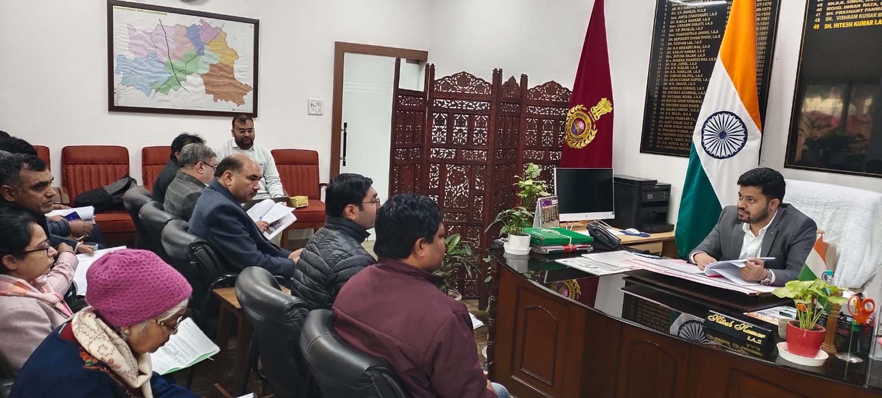 फोटो नंबर-02: गुरुग्राम स्थित अपने कार्यालय में रूडसेट की बैठक लेते एडीसी हितेश कुमार मीणा। फोटो नंबर-02: गुरुग्राम स्थित अपने कार्यालय में रूडसेट की बैठक लेते एडीसी हितेश कुमार मीणा।