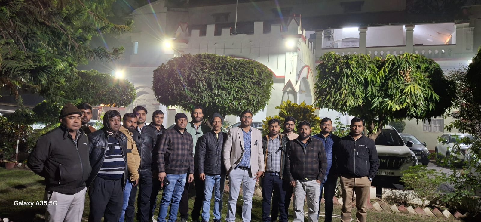 प्रदर्शन करते केस्को कर्मी