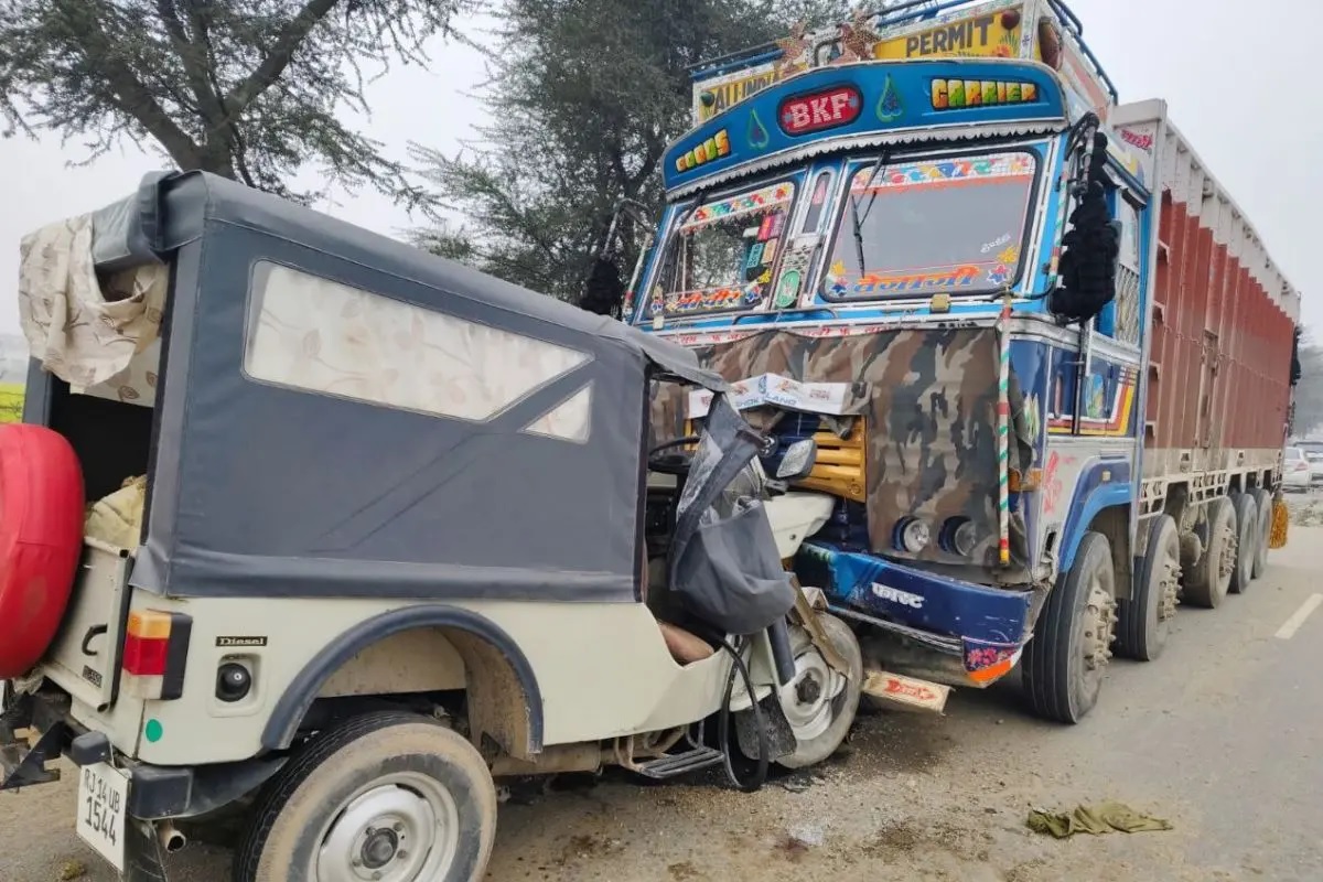 ट्रक और जीप में भिड़ंत ट्रक और जीप में भिड़ंत