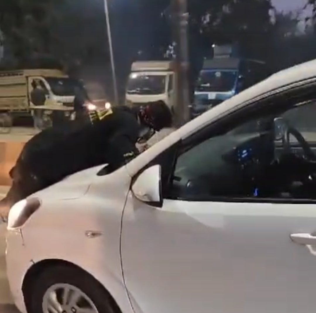 वायरल विडियो में तेज रफ्तार कार के बोनट पर लटका युवक वायरल विडियो में तेज रफ्तार कार के बोनट पर लटका युवक