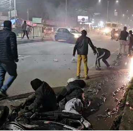 हाईवे पर पड़े घायल हाईवे पर पड़े घायल
