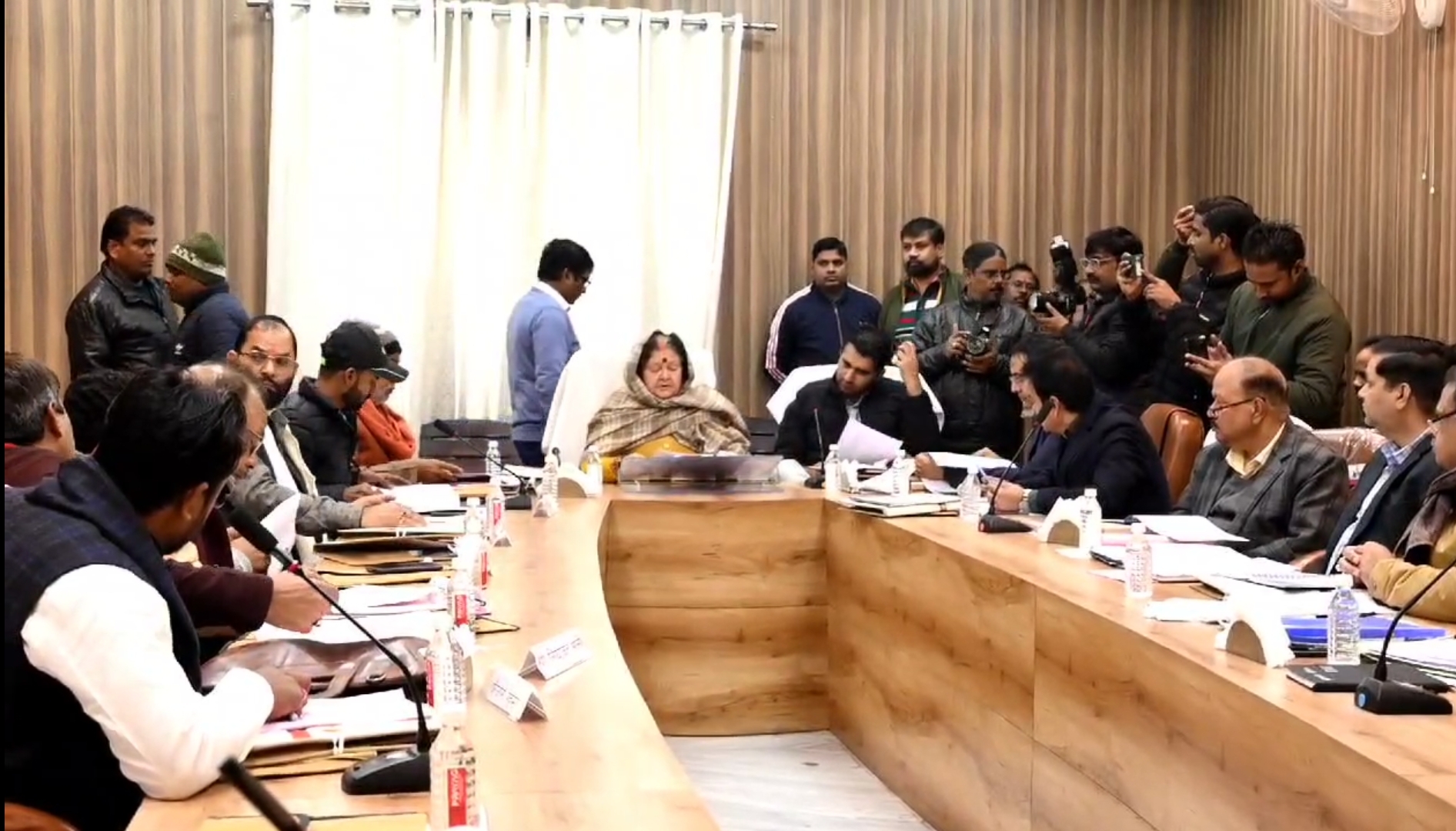 नगर निगम कार्यकारिणी बैठक के दौरान महापौर प्रमिला पांडेय और नगर निगम के अधिकारी व कर्मचारी नगर निगम कार्यकारिणी बैठक के दौरान महापौर प्रमिला पांडेय और नगर निगम के अधिकारी व कर्मचारी