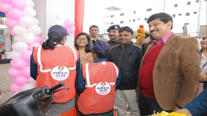 पेट्रोल पम्पों पर शक्ति दीदियों ने संभाली फ्यूल डिलेवरी वर्कर की कमान