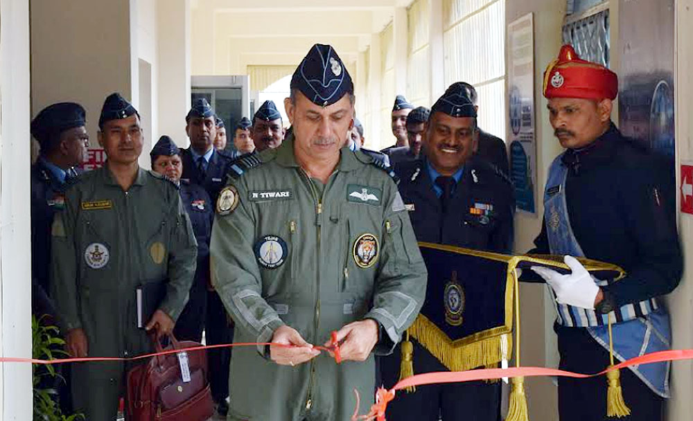 पश्चिमी क्षेत्र में वायु सेना बेस का दौरा किया दक्षिण पश्चिमी वायु कमान के एओसी-इन-सी ने पश्चिमी क्षेत्र में वायु सेना बेस का दौरा किया दक्षिण पश्चिमी वायु कमान के एओसी-इन-सी ने