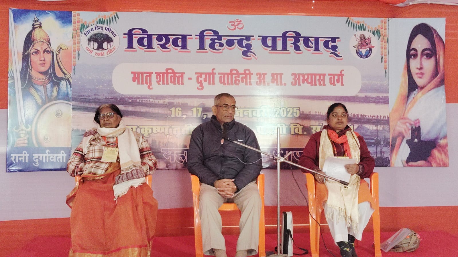 दुर्गा वाहिनी की बहनों को संबोधित करते विनायक राव देशपांडे दुर्गा वाहिनी की बहनों को संबोधित करते विनायक राव देशपांडे