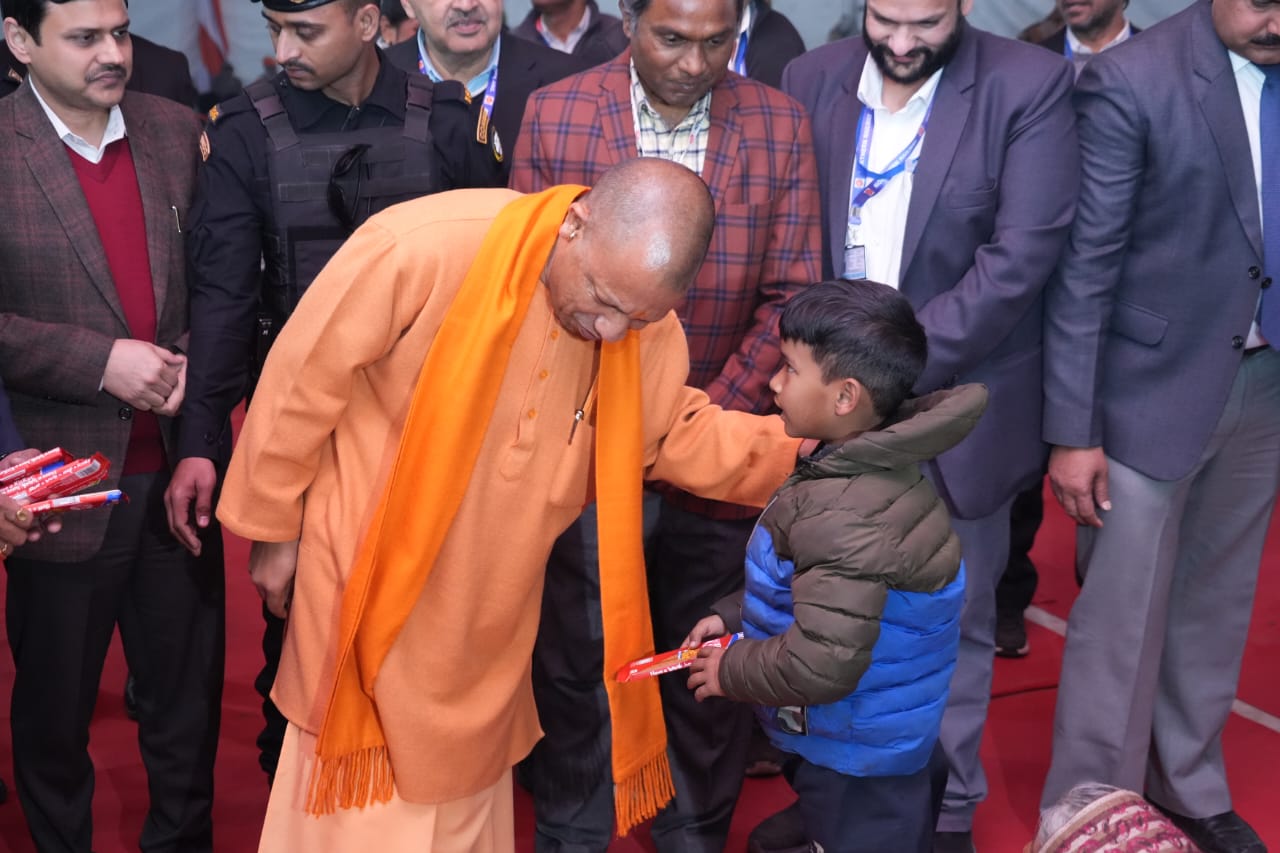 शेल्टर होम में मुख्यमंत्री शेल्टर होम में मुख्यमंत्री