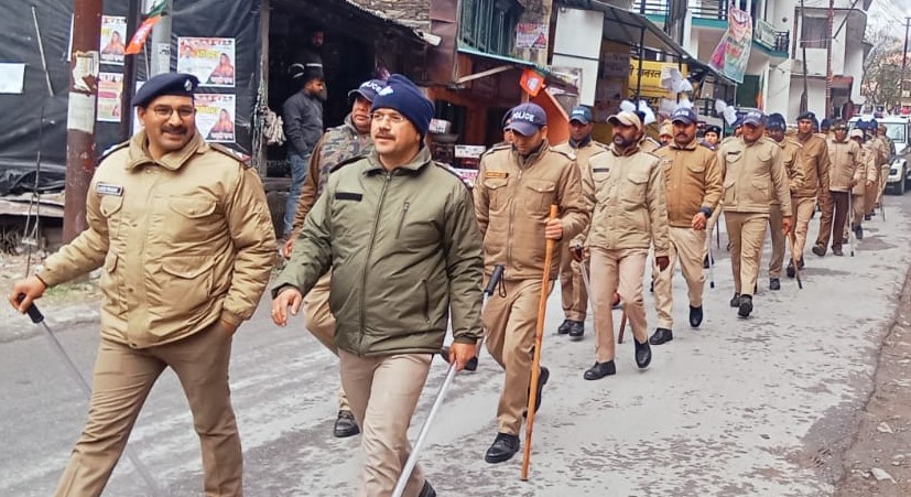 निकाय चुनावों को लेकर फ्लैग मार्च करती हुई पुलिस। निकाय चुनावों को लेकर फ्लैग मार्च करती हुई पुलिस।