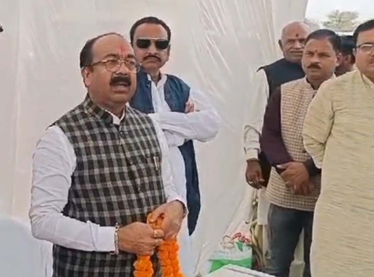 उप मुख्यमंत्री अरुण साव किसानों से भेंट कर उनकी समस्याएं सुनते उप मुख्यमंत्री अरुण साव किसानों से भेंट कर उनकी समस्याएं सुनते