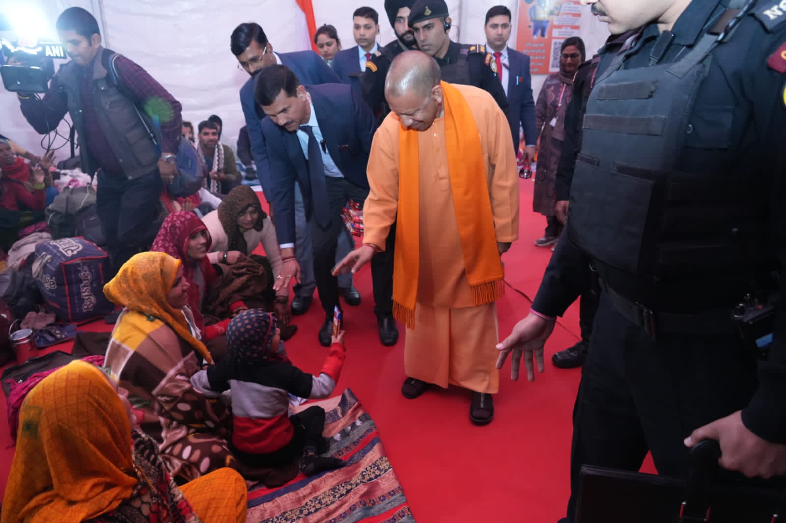 शेल्टर होम में मुख्यमंत्री शेल्टर होम में मुख्यमंत्री