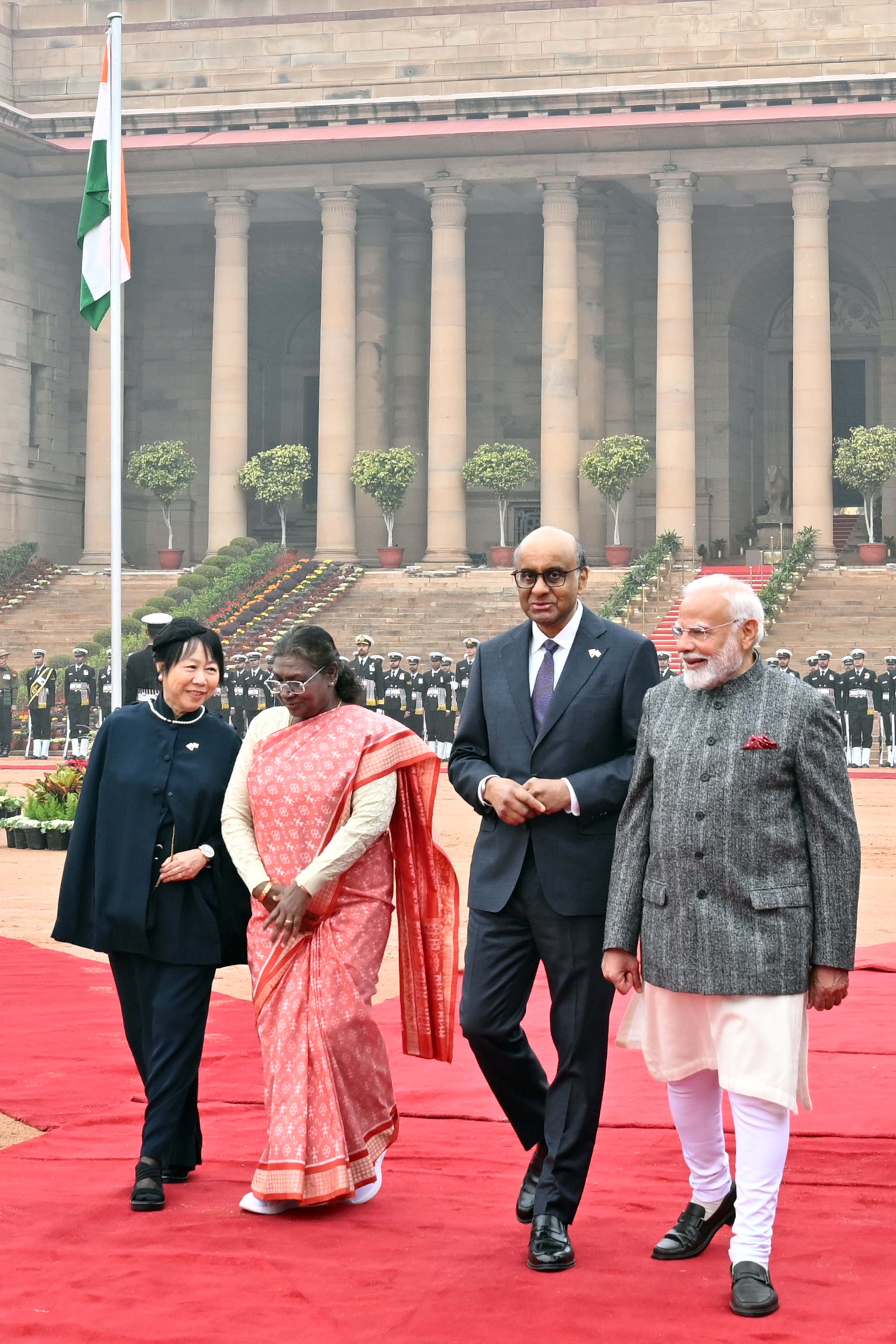 सिंगापुर के राष्ट्रपति थर्मन शनमुगरत्नम का औपचारिक स्वागत करते हुए राष्ट्रपति द्रौपदी मुर्मु और प्रधानमंत्री नरेन्द्र मोदी सिंगापुर के राष्ट्रपति थर्मन शनमुगरत्नम का औपचारिक स्वागत करते हुए राष्ट्रपति द्रौपदी मुर्मु और प्रधानमंत्री नरेन्द्र मोदी
