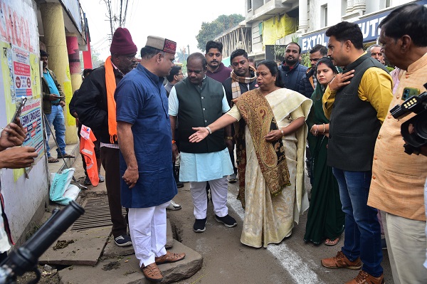 महापौर मालती राय ने खड़े होकर नाले से हटवाया अतिक्रमण, 5 हजार का स्पाट फाइन भी किया महापौर मालती राय ने खड़े होकर नाले से हटवाया अतिक्रमण, 5 हजार का स्पाट फाइन भी किया