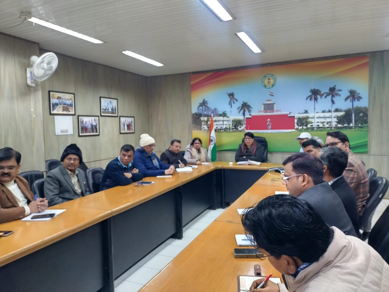 बैठक के दौरान निदेशक और प्रोफेसर्स बैठक के दौरान निदेशक और प्रोफेसर्स