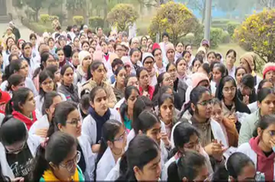 16 Snp-8,9 सोनीपत: विरोध प्रदर्शन करती छात्राएं 16 Snp-8,9 सोनीपत: विरोध प्रदर्शन करती छात्राएं