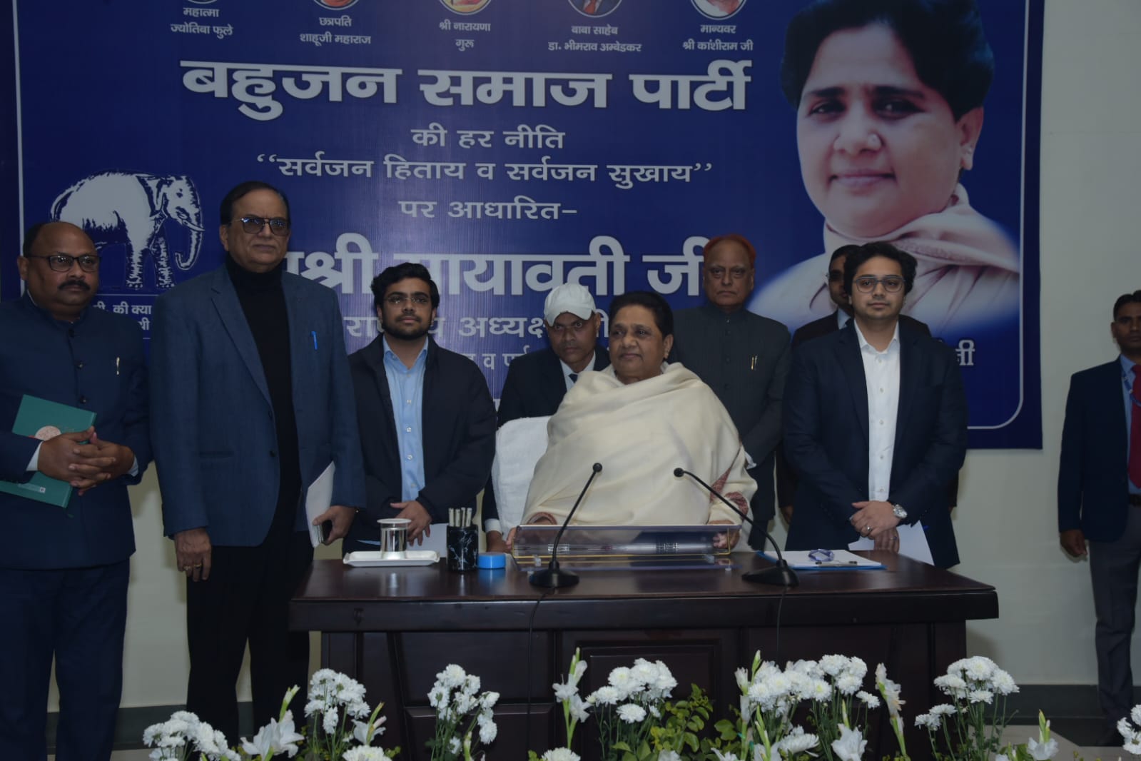 बैठक में भतीजों संग पहुंची बसपा प्रमुख मायावती बैठक में भतीजों संग पहुंची बसपा प्रमुख मायावती