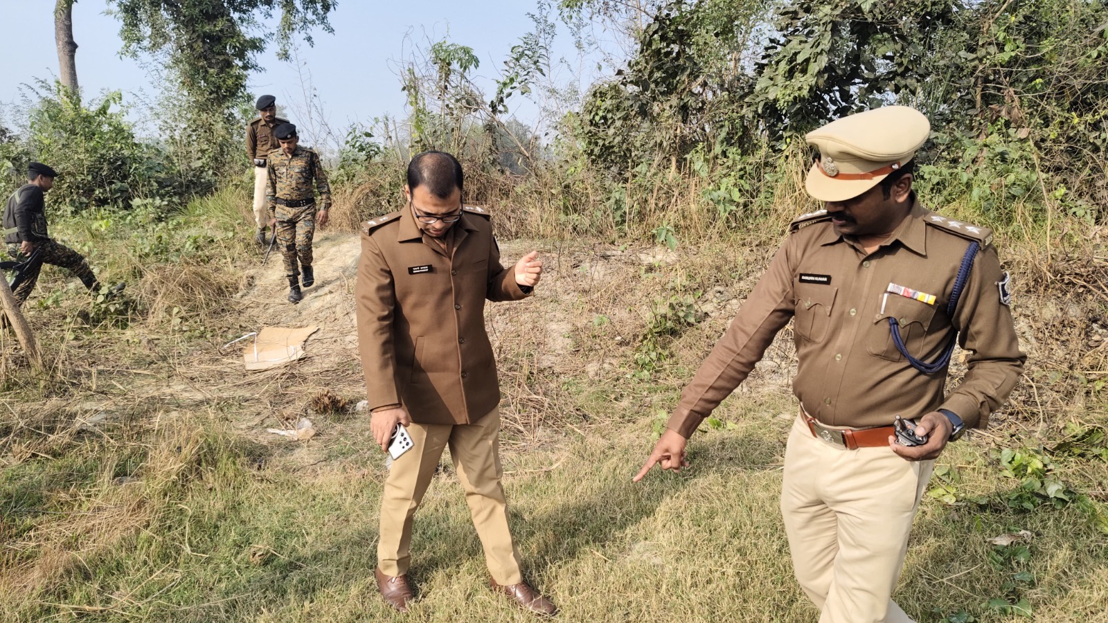 घटनास्थल का जायजा लेते एसपी घटनास्थल का जायजा लेते एसपी