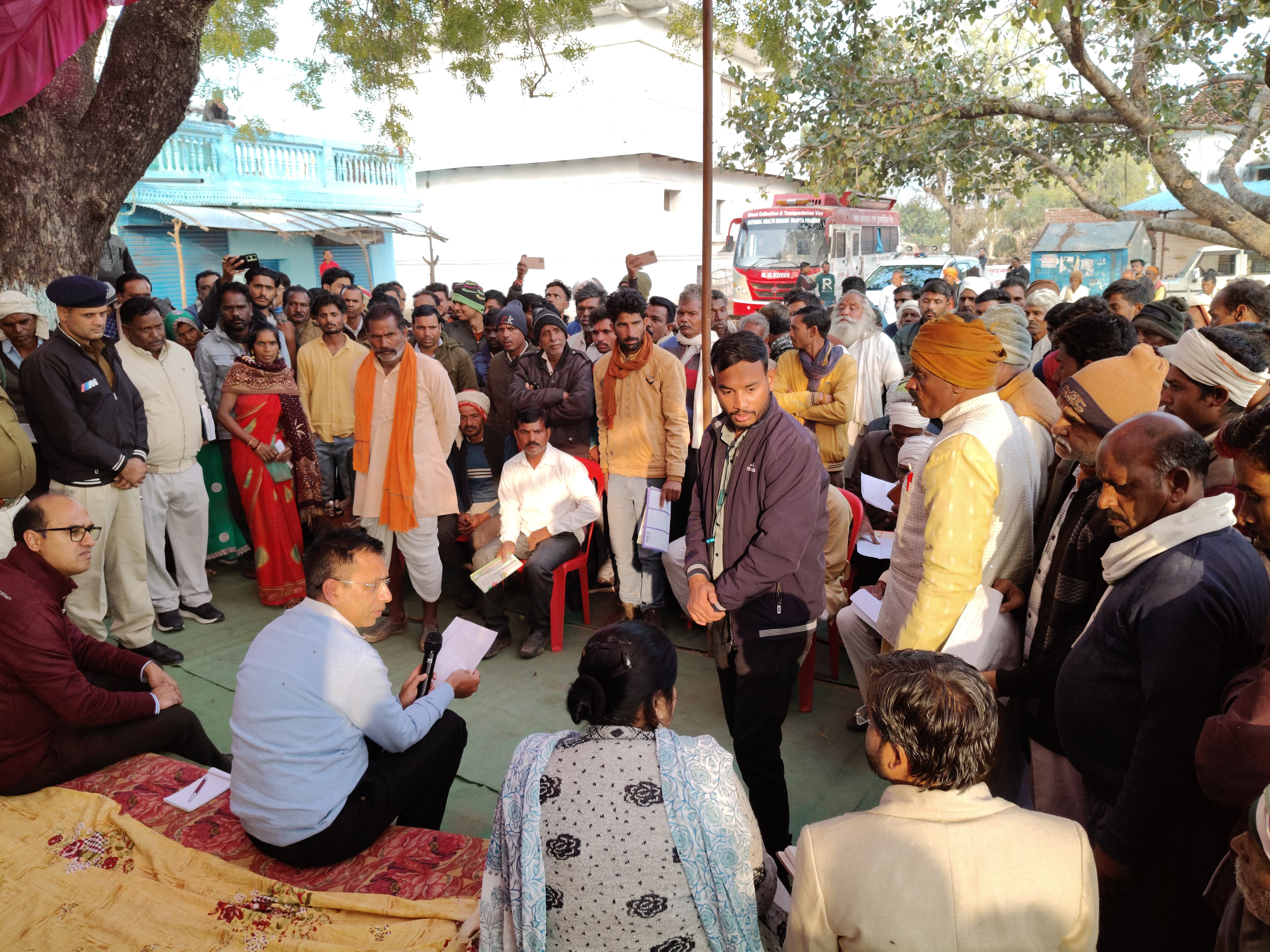 दमोह-कलेक्टर कोचर की गांव में रात्रि चौपाल ग्रामीणों की सुनी दमोह-कलेक्टर कोचर की गांव में रात्रि चौपाल ग्रामीणों की सुनी