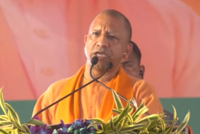 मुरादाबाद के मूंढापांडे में भदासना स्थित महर्षि दयानंद लॉ कॉलेज में जनसभा को संबोधित करते सुबह के मुख्यमंत्री योगीआदित्यनाथ। मुरादाबाद के मूंढापांडे में भदासना स्थित महर्षि दयानंद लॉ कॉलेज में जनसभा को संबोधित करते सुबह के मुख्यमंत्री योगीआदित्यनाथ।