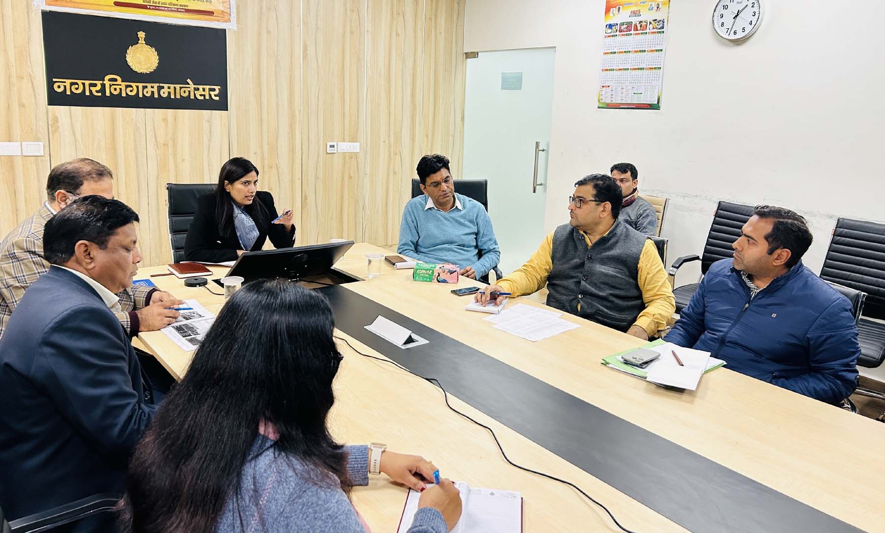 फोटो नंबर-07: मानेसर नगर निगम में अधिकारियों के साथ बैठक करतीं आयुक्त रेनू सोगन। फोटो नंबर-07: मानेसर नगर निगम में अधिकारियों के साथ बैठक करतीं आयुक्त रेनू सोगन।