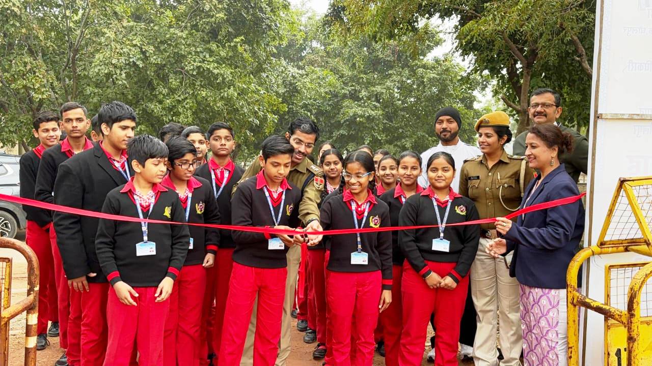 यातायात नियमों की पालना करें, सुरक्षित रहें - सुमित यातायात नियमों की पालना करें, सुरक्षित रहें - सुमित