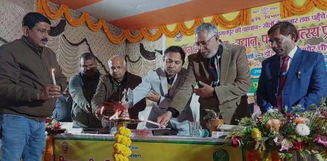 उद्घाटन करते जिलाधिकारी उद्घाटन करते जिलाधिकारी