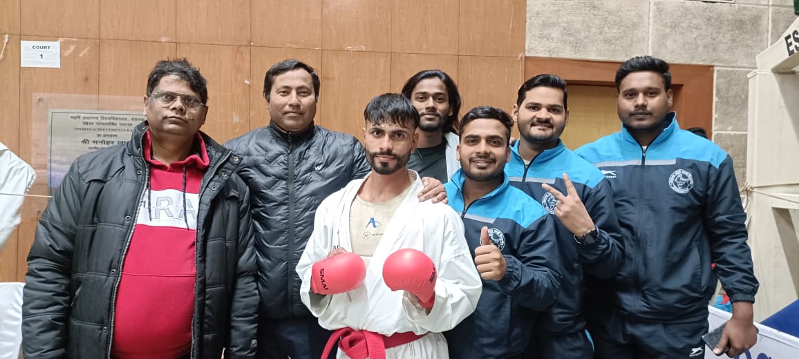 रोशन मौर्य टीम के कोच और खिलाड़ियों के साथ रोशन मौर्य टीम के कोच और खिलाड़ियों के साथ