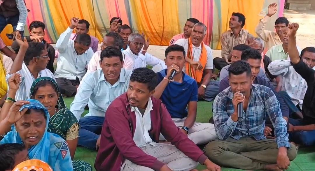 किसान संघर्ष समिति बेलरबाहरा जोन के किसान आंदोलन करते हुए। किसान संघर्ष समिति बेलरबाहरा जोन के किसान आंदोलन करते हुए।