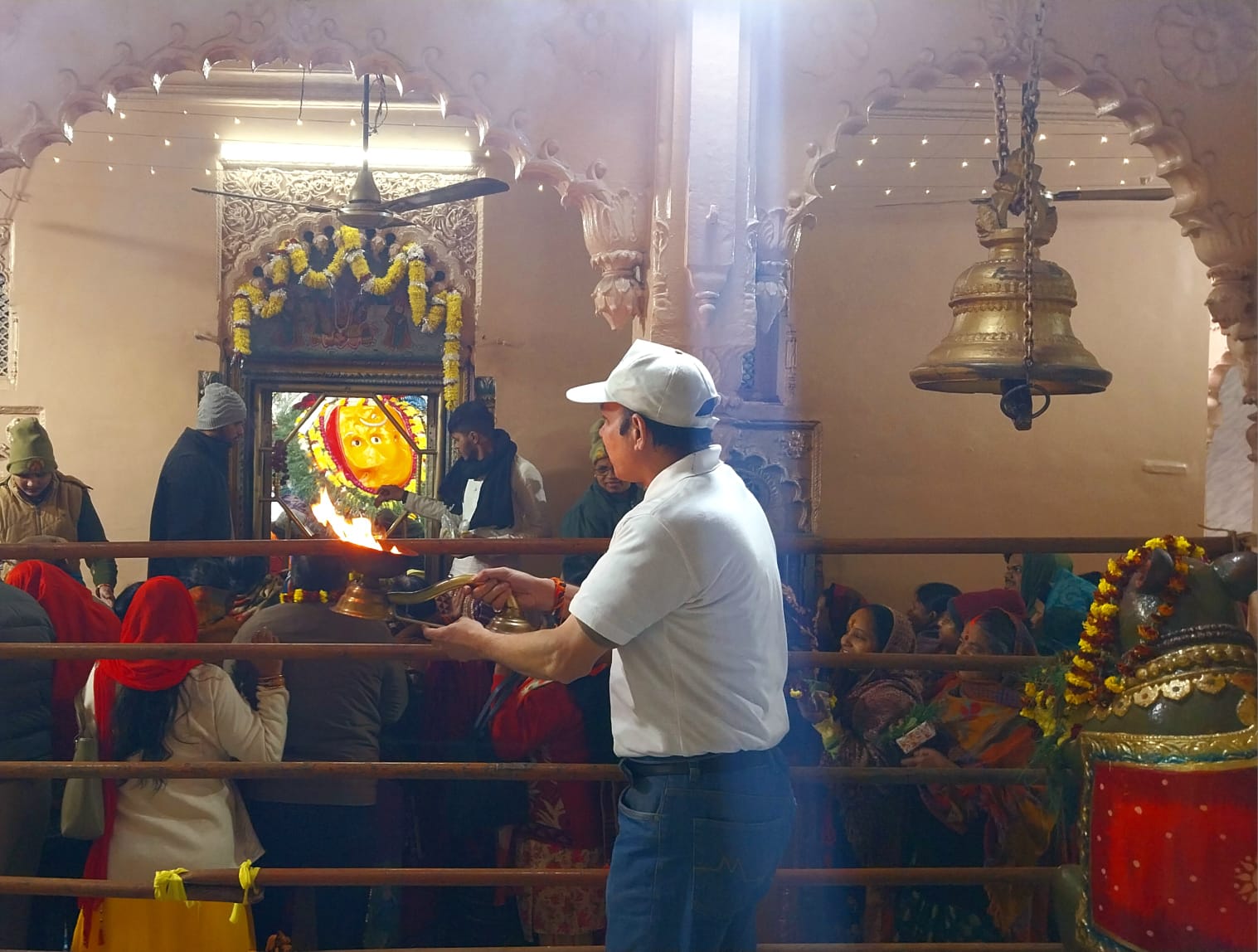 संकष्टी चतुर्थी पर भगवान गणेश की आरती करते नमामि गंगे के सदस्य: फोटो बच्चा गुप्ता संकष्टी चतुर्थी पर भगवान गणेश की आरती करते नमामि गंगे के सदस्य: फोटो बच्चा गुप्ता