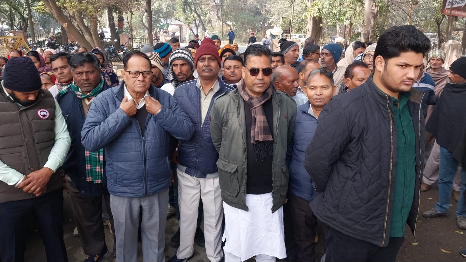 अधिकारी को ज्ञापन देते ग्रामीण अधिकारी को ज्ञापन देते ग्रामीण