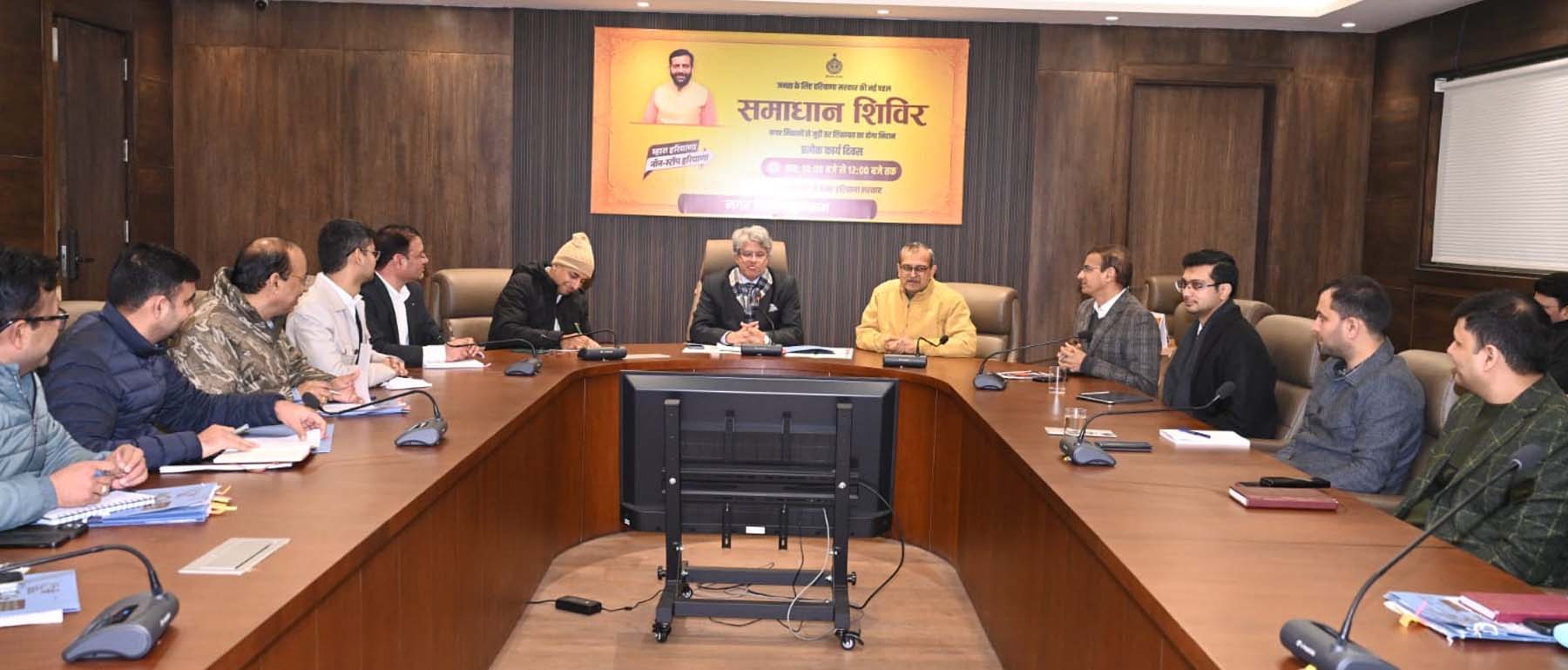 फोटो नंबर-06: गुरुग्राम नगर निगम में अधिकारियों के साथ एक महत्वपूर्ण बैठक करते हरियाणा सेवा का अधिकार आयोग के मुख्य आयुक्त टीसी गुप्ता। फोटो नंबर-06: गुरुग्राम नगर निगम में अधिकारियों के साथ एक महत्वपूर्ण बैठक करते हरियाणा सेवा का अधिकार आयोग के मुख्य आयुक्त टीसी गुप्ता।