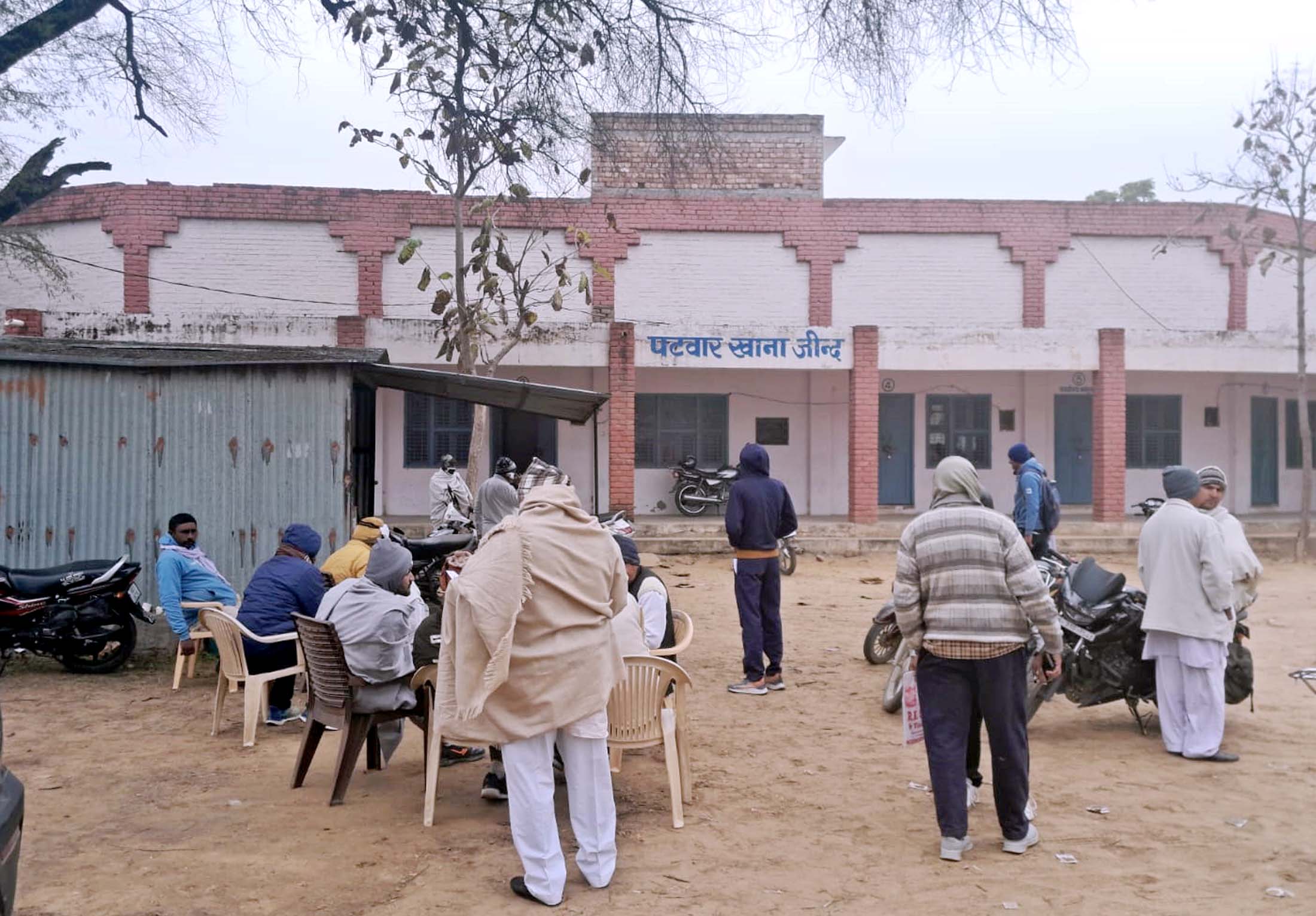 पटवारी के कमरे पर लगा ताला, इंजतार करते हुए युवा। पटवारी के कमरे पर लगा ताला, इंजतार करते हुए युवा।