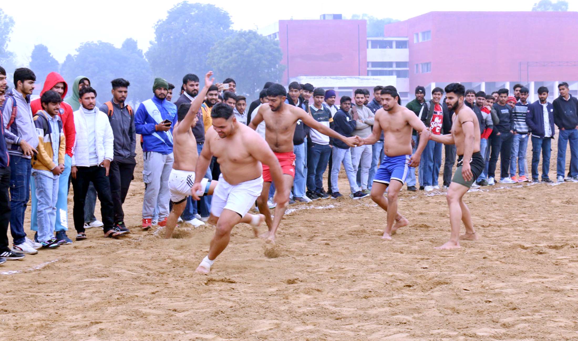 प्रतियोगिता में दमखम दिखाते हुए खिलाड़ी। प्रतियोगिता में दमखम दिखाते हुए खिलाड़ी।