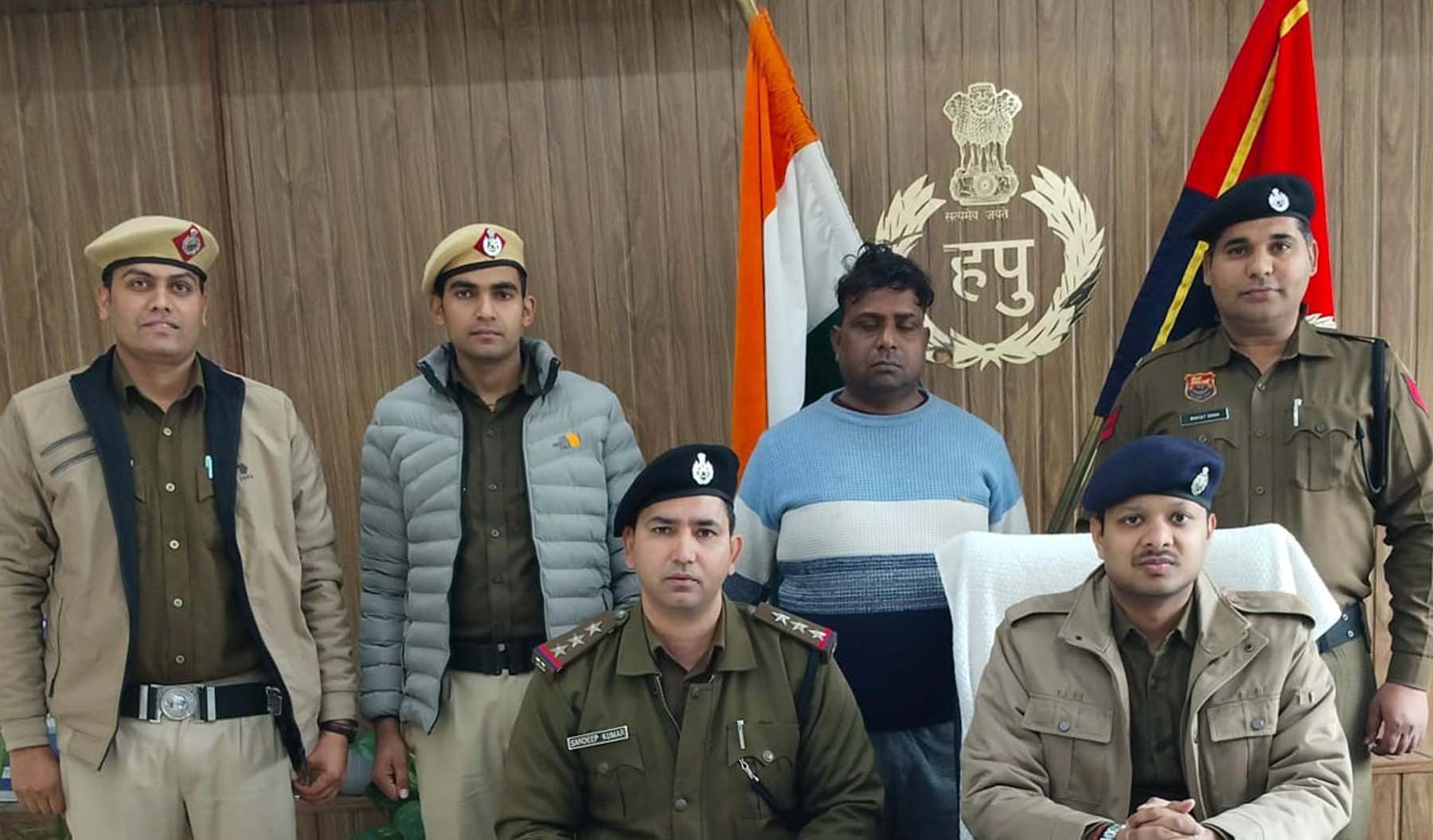 फोटो नंबर-01: गुरुग्राम में जन-धन योजना के नाम पर ठगी का आरोपी पुलिस गिरफ्त में। फोटो नंबर-01: गुरुग्राम में जन-धन योजना के नाम पर ठगी का आरोपी पुलिस गिरफ्त में।