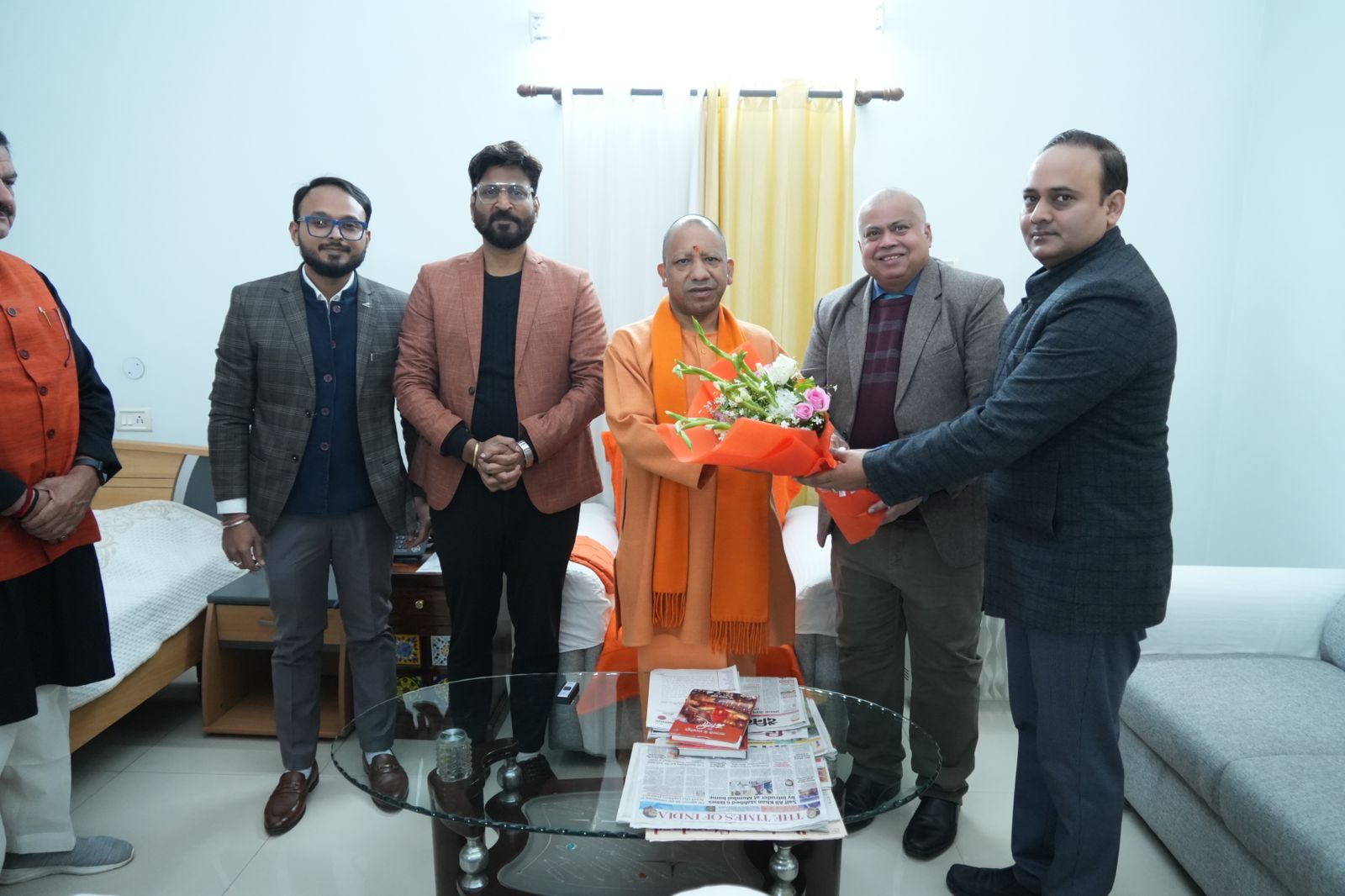 सर्किट हाउस में सीएम योगी के साथ बीएचयू न्यूरोलॉजी विभाग के प्रोफेसर सर्किट हाउस में सीएम योगी के साथ बीएचयू न्यूरोलॉजी विभाग के प्रोफेसर