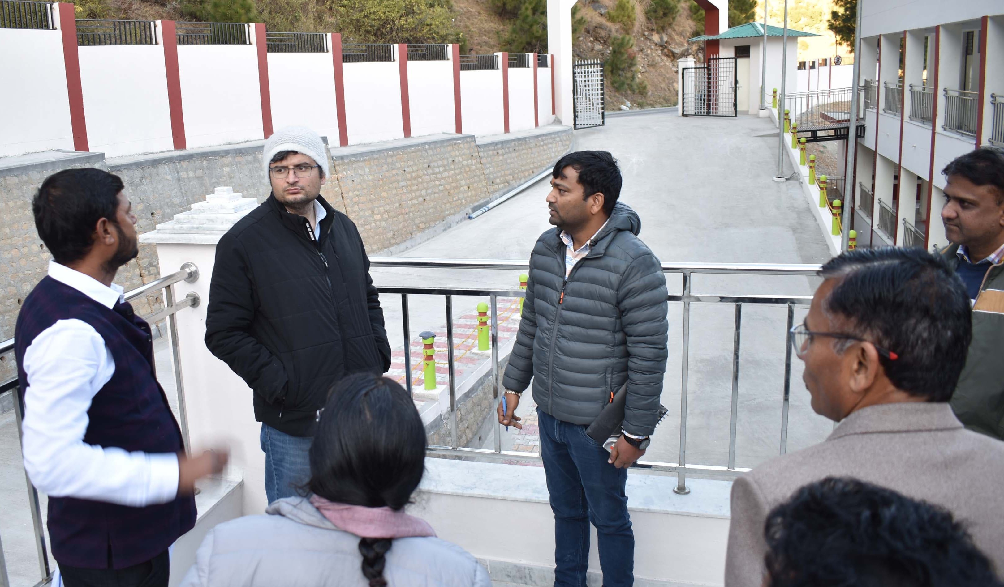 गोपेश्वर में केंद्रीय भवन का निरीक्षण करते हुए डीएम। गोपेश्वर में केंद्रीय भवन का निरीक्षण करते हुए डीएम।